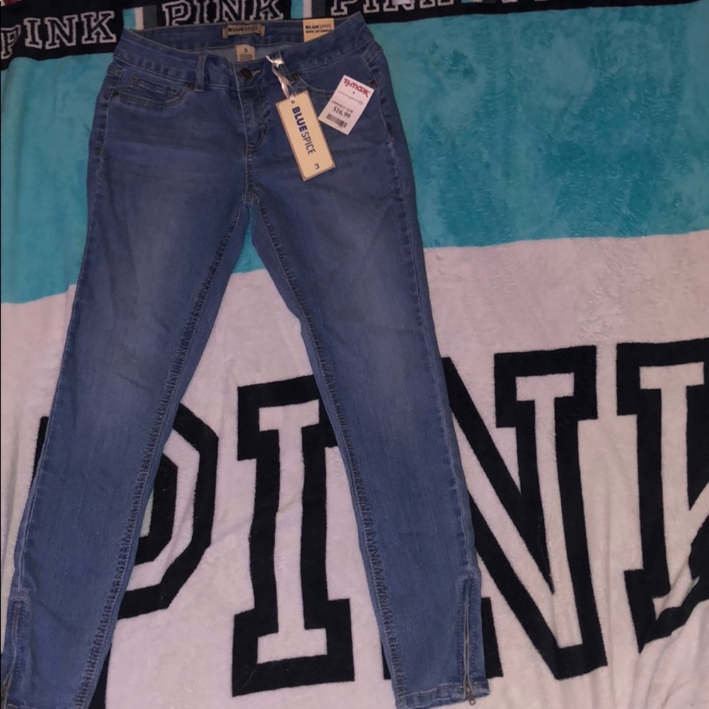 NWT blue jeans with little zipper ( no rips ) 👖